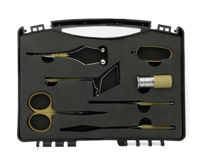 Umpqua Dream Stream Plus 7-piece fly tying kit – premium tool set featuring high-quality scissors, bobbin, whip finisher, bodkin, hackle pliers, and dubbing tools in a zip case.